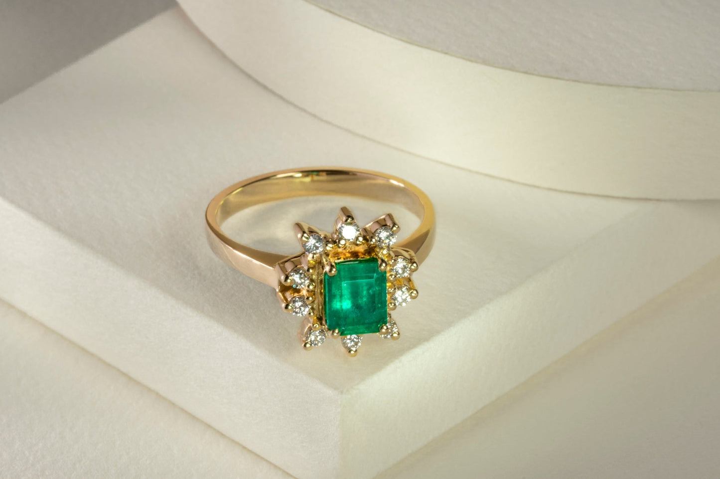 Anillo marquesa oro amarillo con esmeralda y diamantes naturales - ANA108 - Etherna