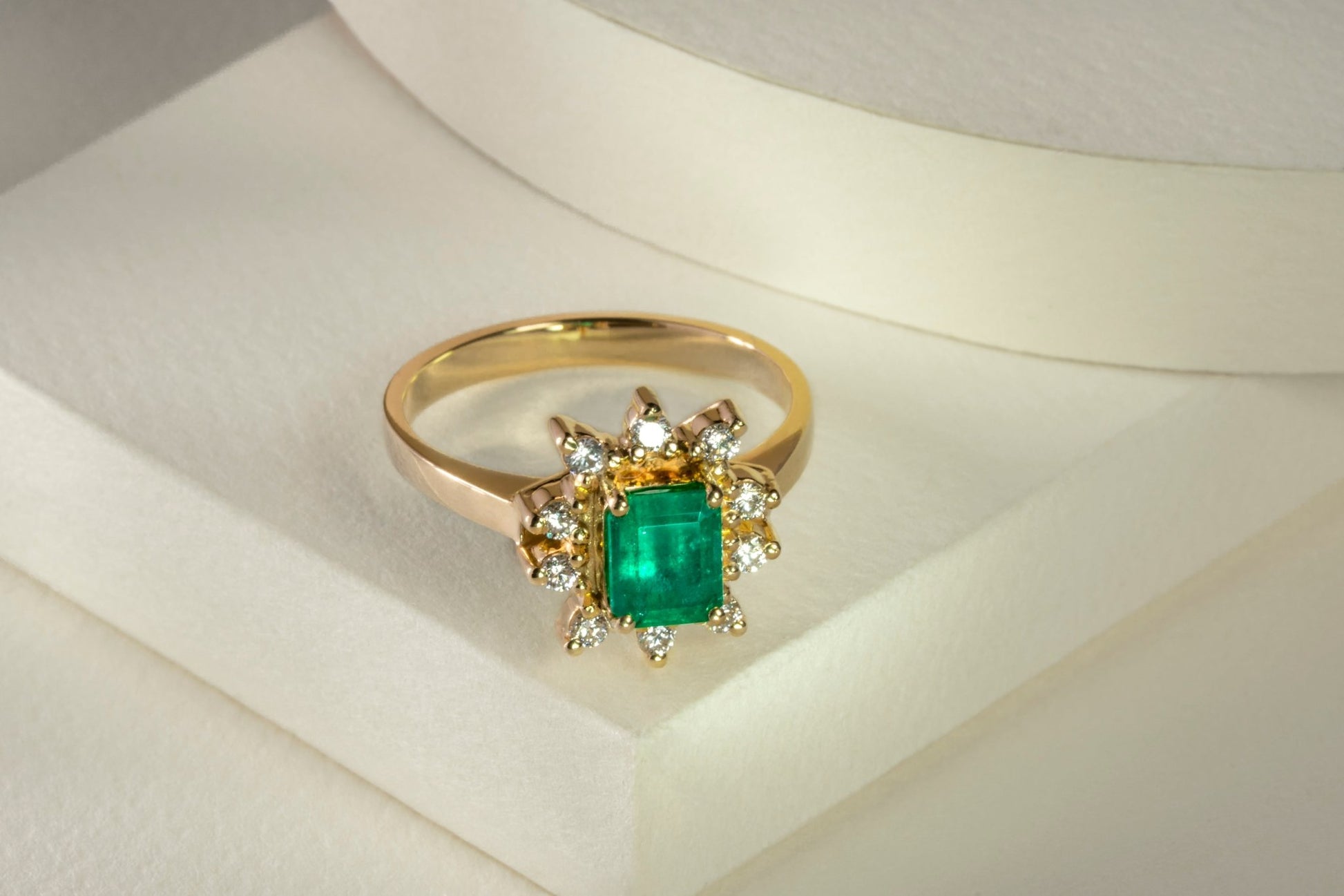 Anillo marquesa oro amarillo con esmeralda y diamantes naturales - ANA108 - Etherna