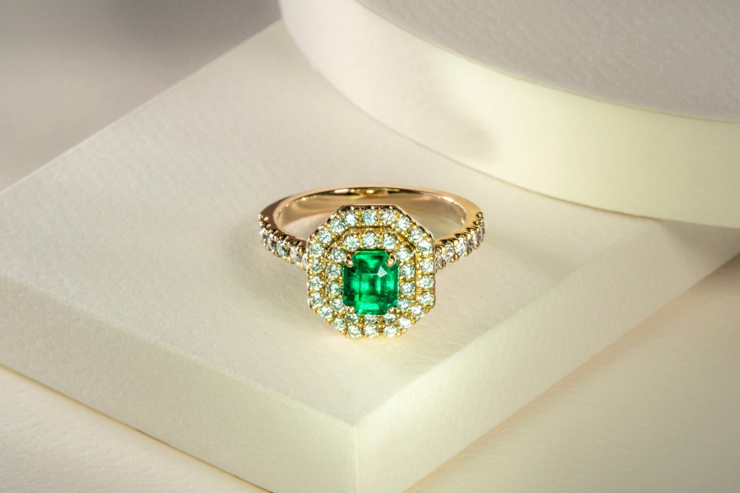 Anillo marquesa oro amarillo con esmeralda y doble halo de diamantes naturales - ANA138 - Etherna