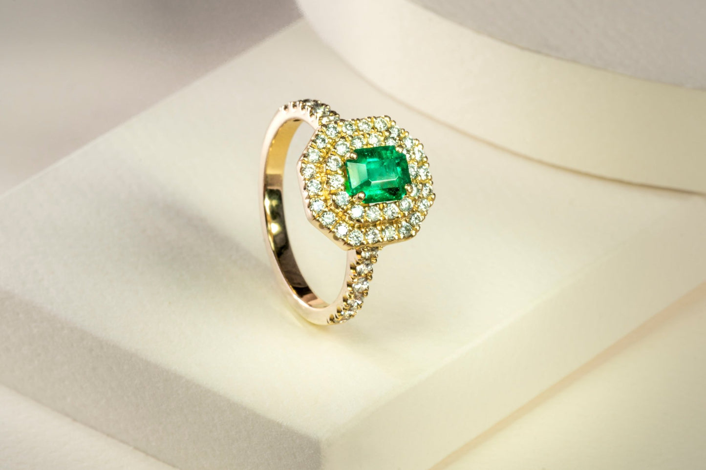 Anillo marquesa oro amarillo con esmeralda y doble halo de diamantes naturales - ANA138 - Etherna