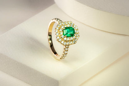 Anillo marquesa oro amarillo con esmeralda y doble halo de diamantes naturales - ANA138 - Etherna