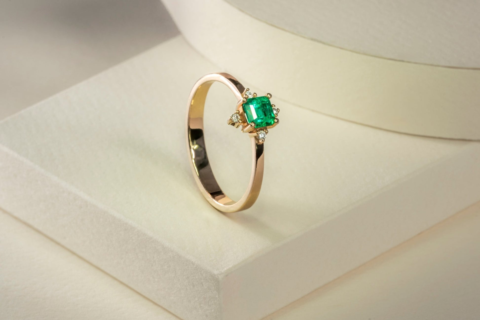 Anillo oro amarillo con esmeralda y diamantes naturales - ANA104 - Etherna