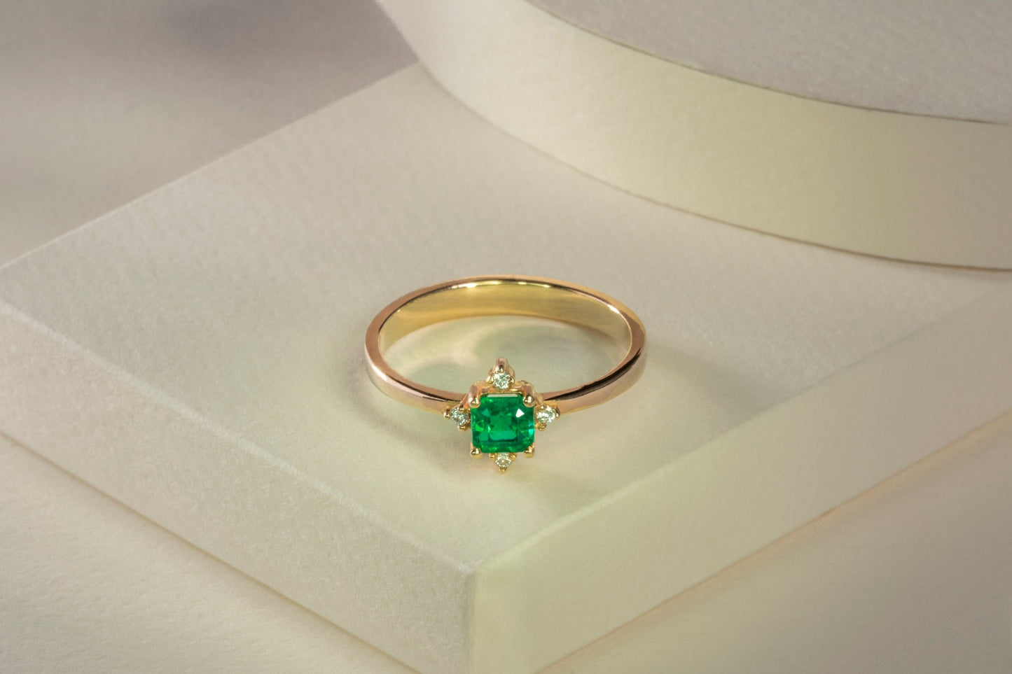 Anillo oro amarillo con esmeralda y diamantes naturales - ANA104 - Etherna