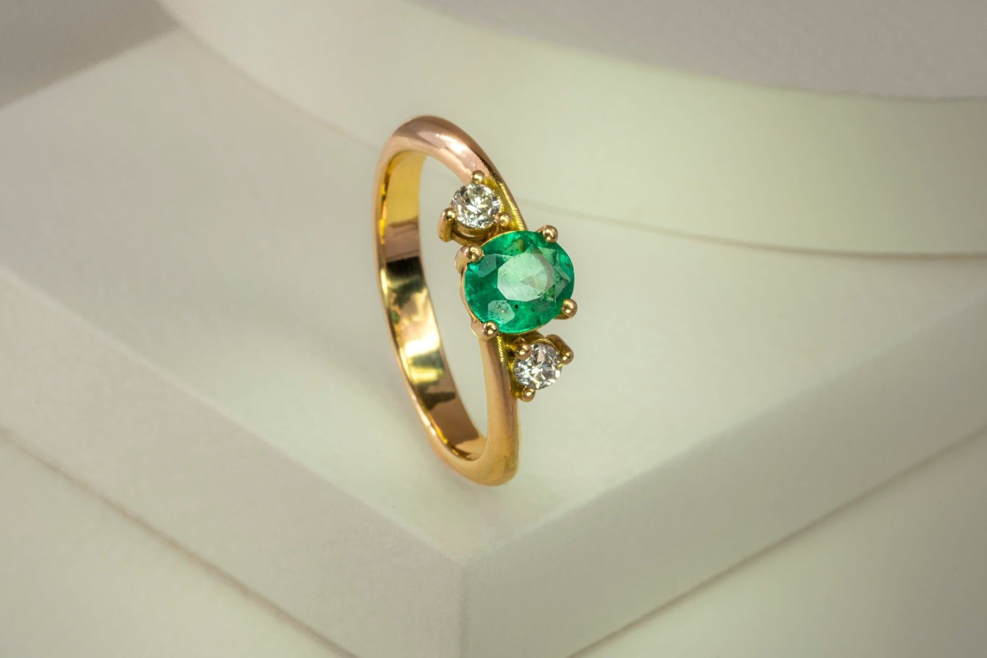 Anillo oro amarillo con esmeralda y diamantes naturales - ANA142 - Etherna