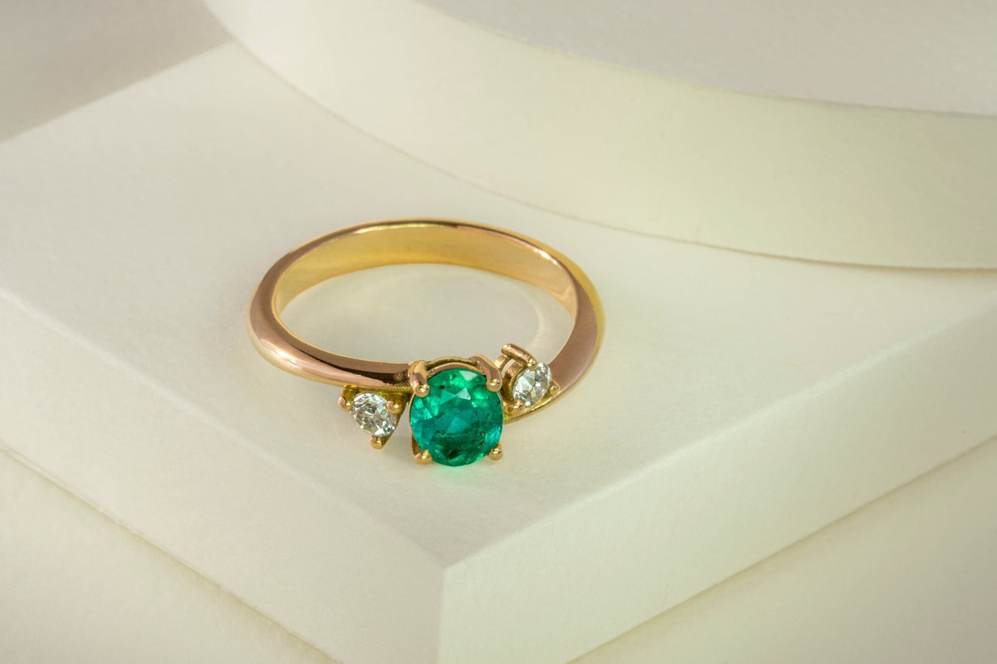 Anillo oro amarillo con esmeralda y diamantes naturales - ANA142 - Etherna