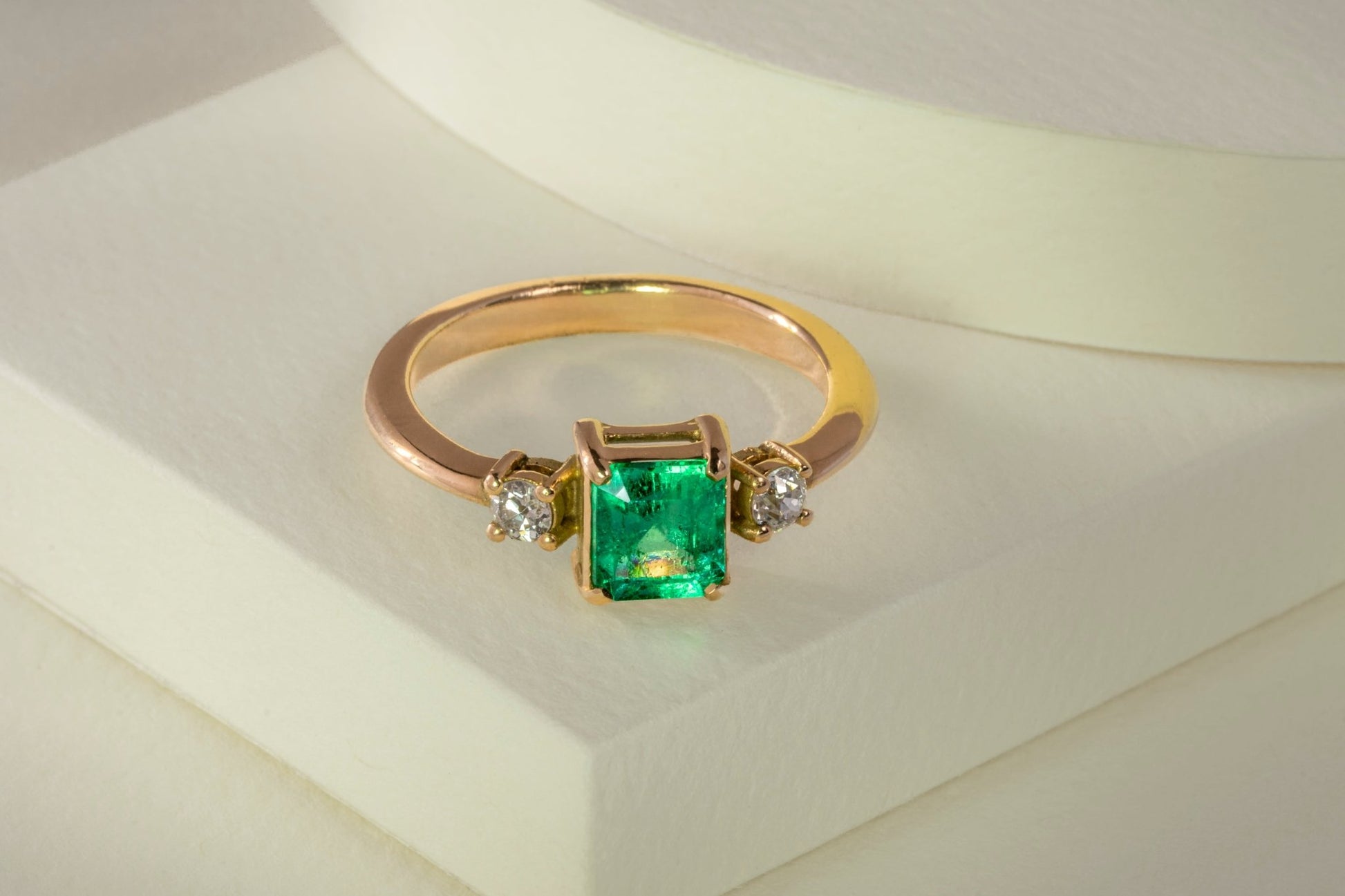 Anillo oro amarillo con esmeralda y diamantes naturales - ANA144 - Etherna