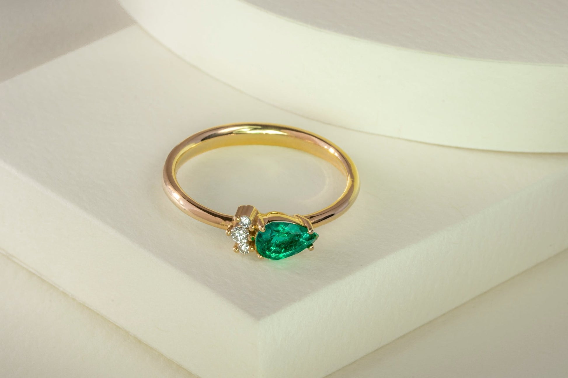 Anillo oro amarillo con esmeralda y diamantes naturales - ANA145 - Etherna