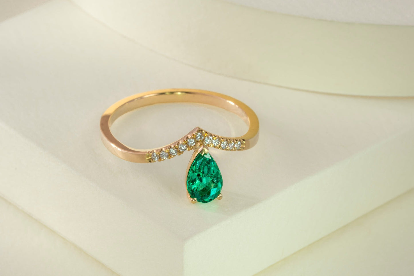 Anillo oro amarillo con esmeralda y diamantes naturales - ANA152 - Etherna