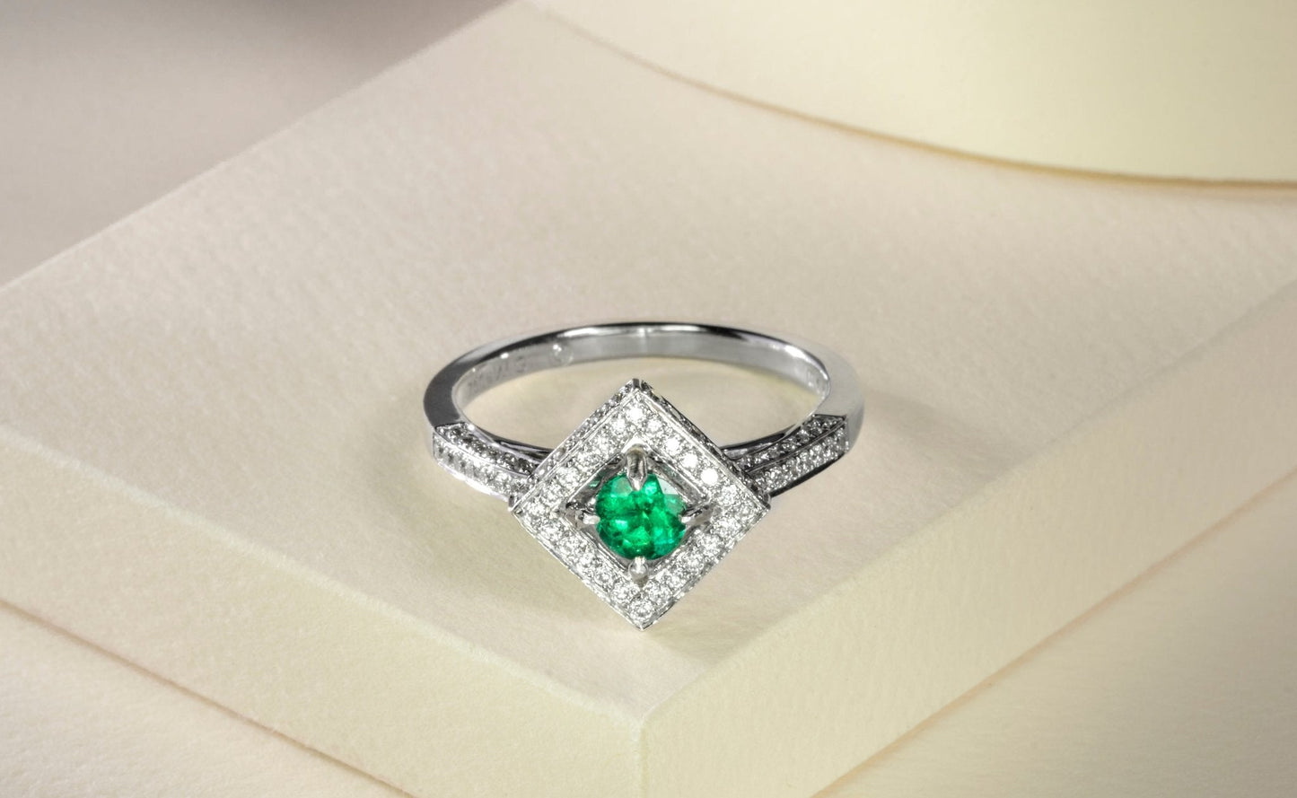 Anillo oro blanco con esmeralda y diamantes naturales - ANB007 - Etherna