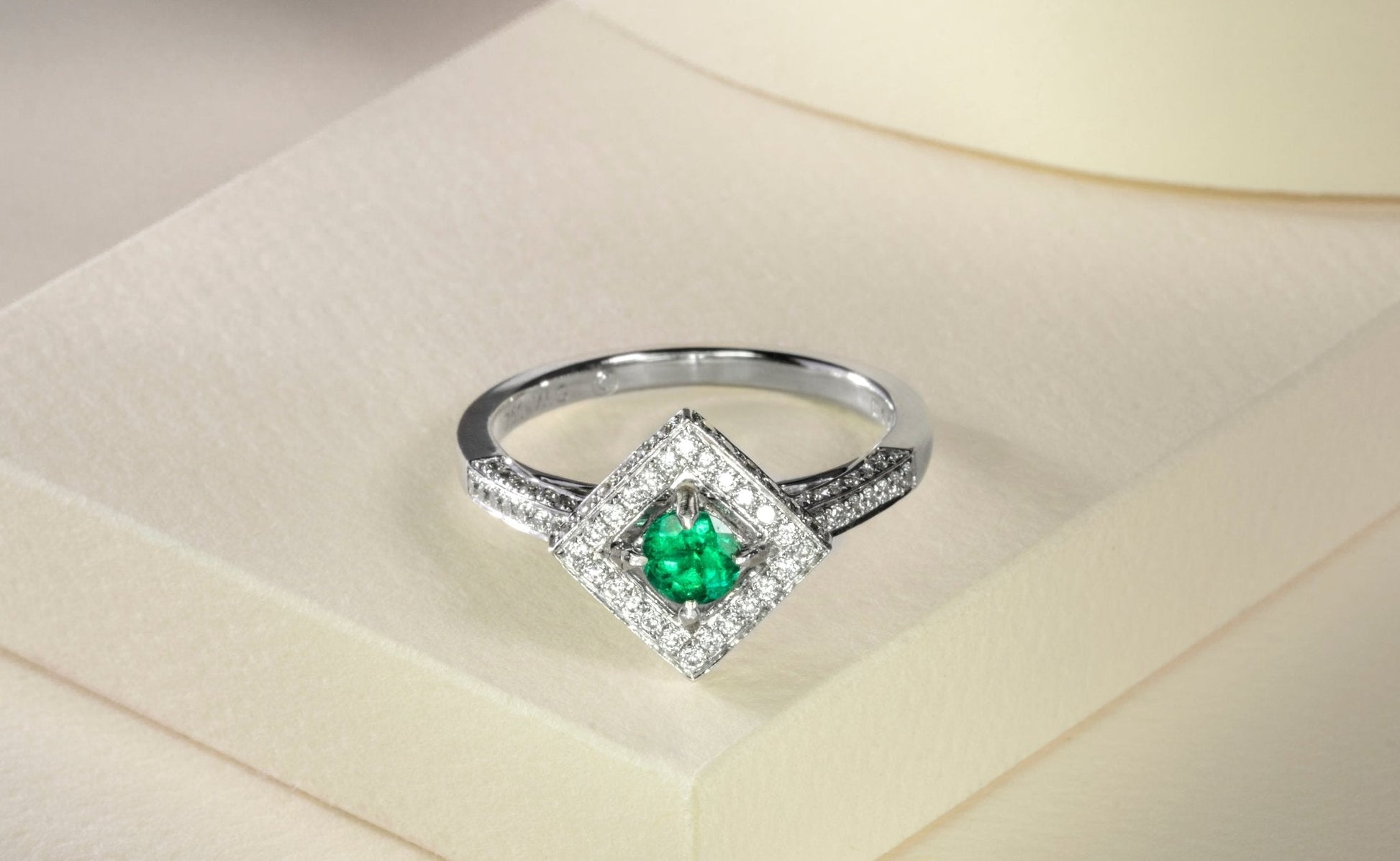 Anillo oro blanco con esmeralda y diamantes naturales - ANB007 - Etherna