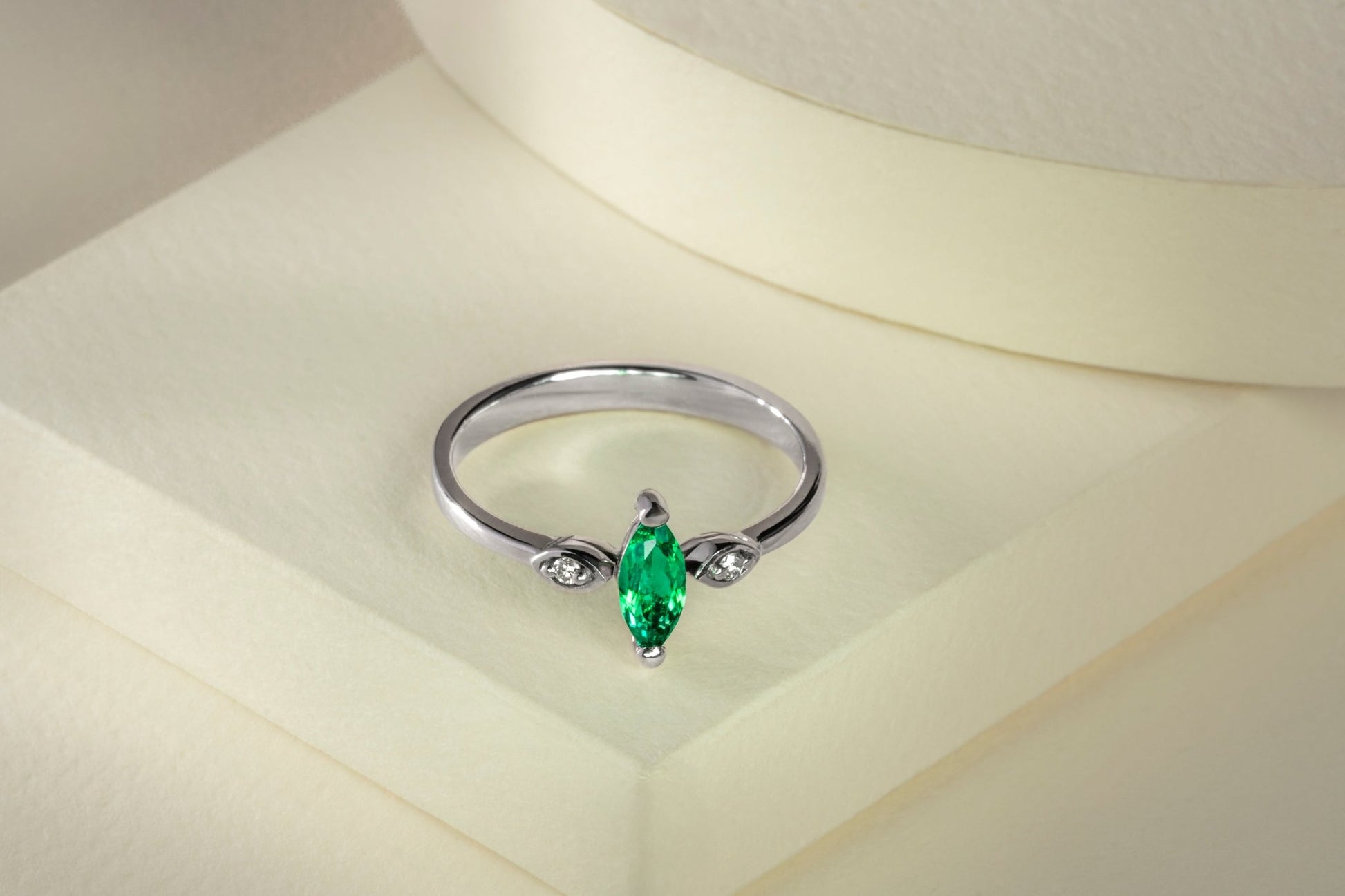 Anillo oro blanco con esmeralda y diamantes naturales - ANB033 - Etherna