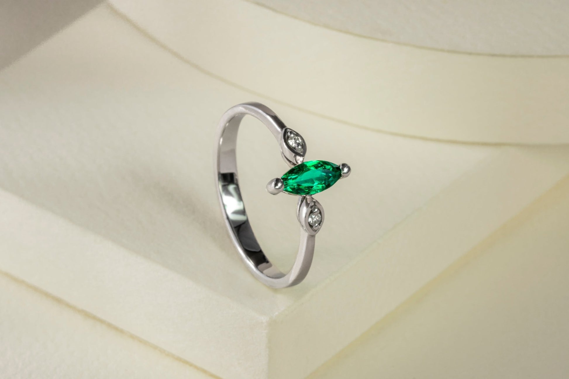 Anillo oro blanco con esmeralda y diamantes naturales - ANB033 - Etherna