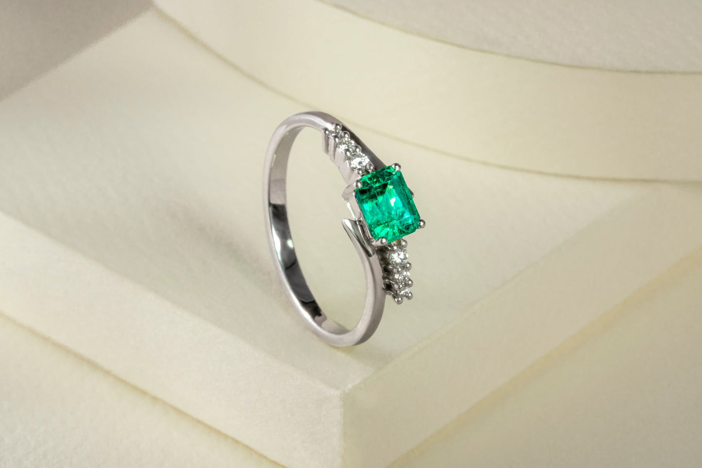 Anillo oro blanco con esmeralda y diamantes naturales - ANB058 - Etherna