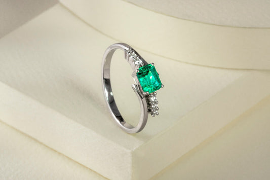Anillo oro blanco con esmeralda y diamantes naturales - ANB058 - Etherna