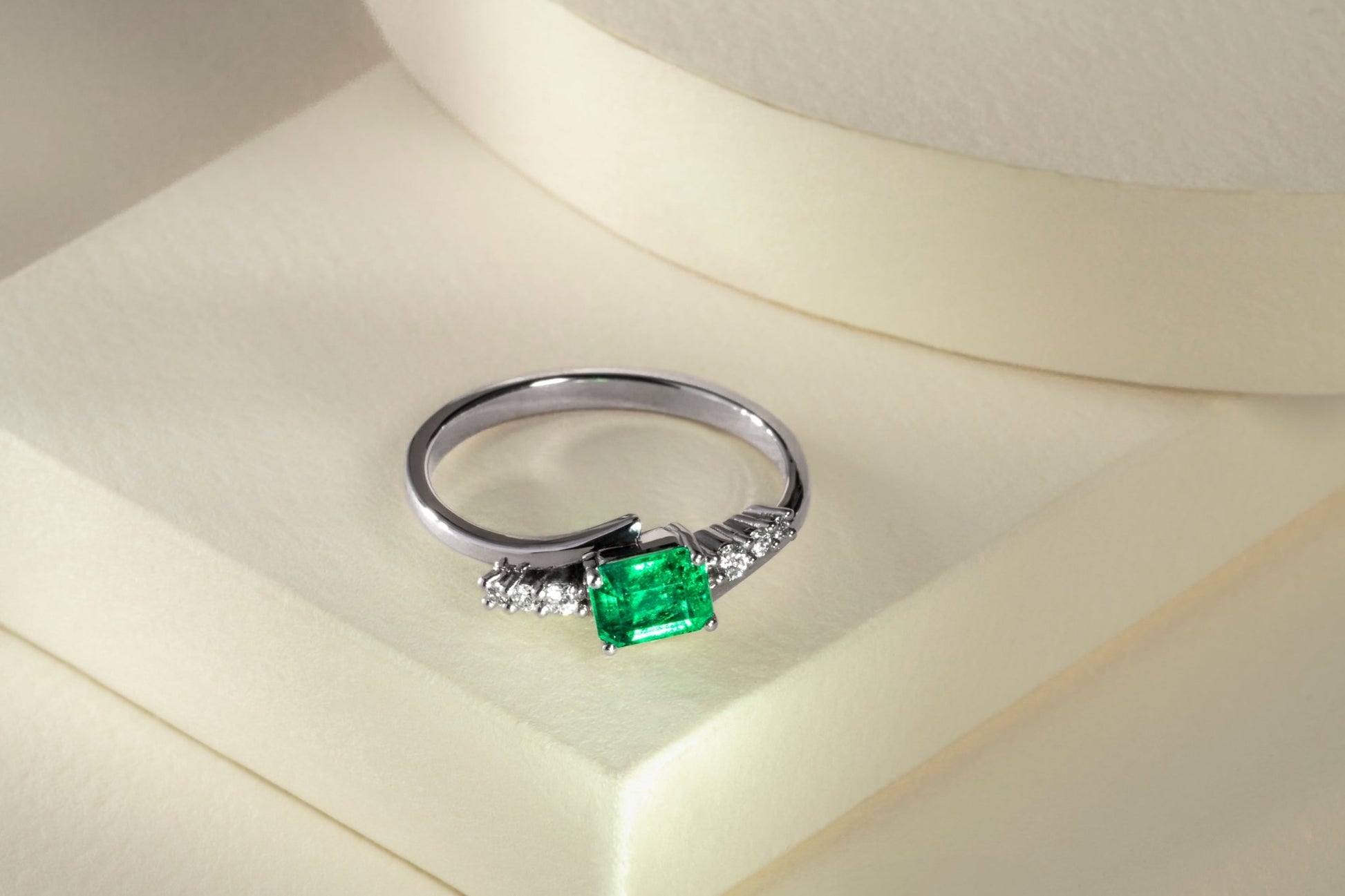 Anillo oro blanco con esmeralda y diamantes naturales - ANB058 - Etherna
