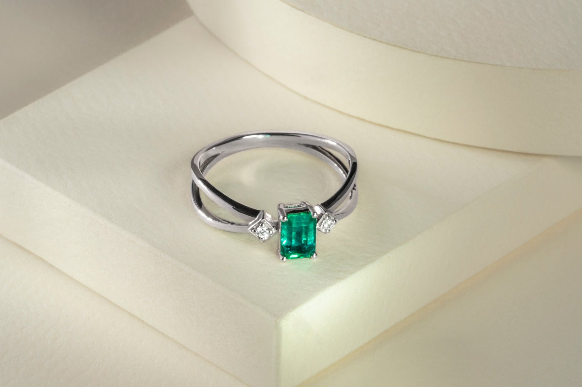 Anillo oro blanco con esmeralda y diamantes naturales - ANB059 - Etherna