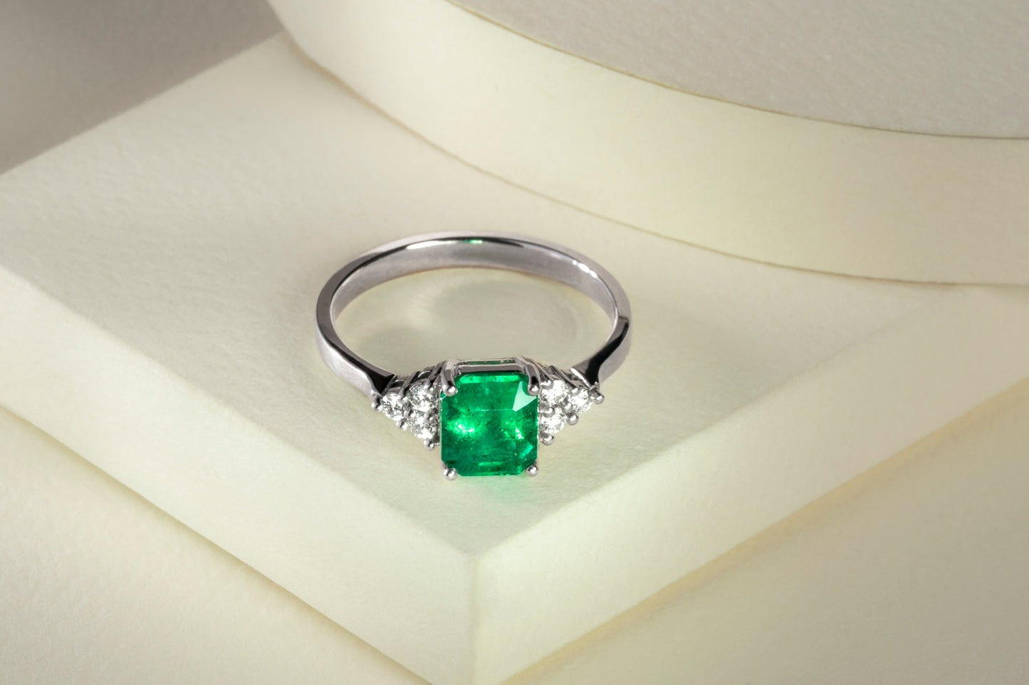 Anillo oro blanco con esmeralda y diamantes naturales - ANB064 - Etherna