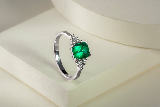 Anillo oro blanco con esmeralda y diamantes naturales - ANB064 - Etherna