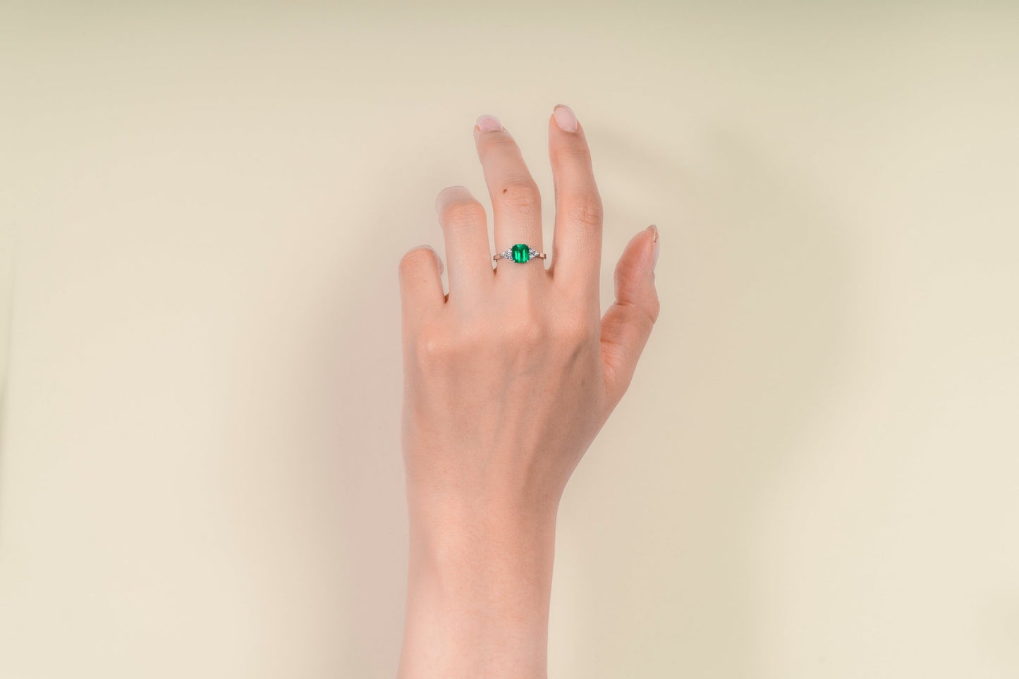 Anillo oro blanco con esmeralda y diamantes naturales - ANB064 - Etherna