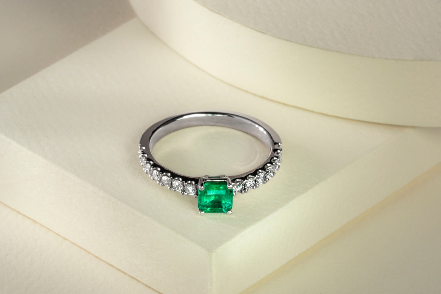 Anillo oro blanco con esmeralda y diamantes naturales - ANB067 - Etherna