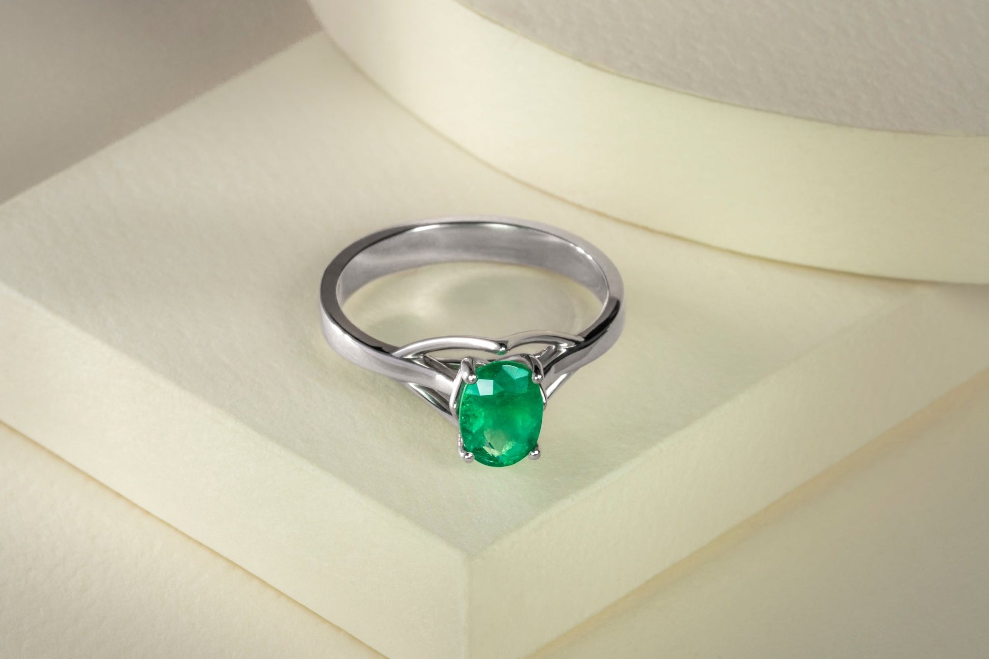 Anillo solitario oro blanco con esmeralda natural - ANB030 - Etherna