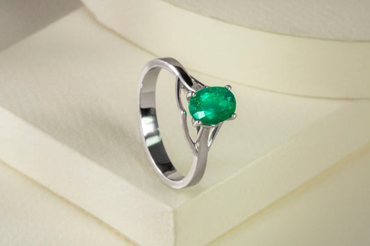Anillo solitario oro blanco con esmeralda natural - ANB030 - Etherna