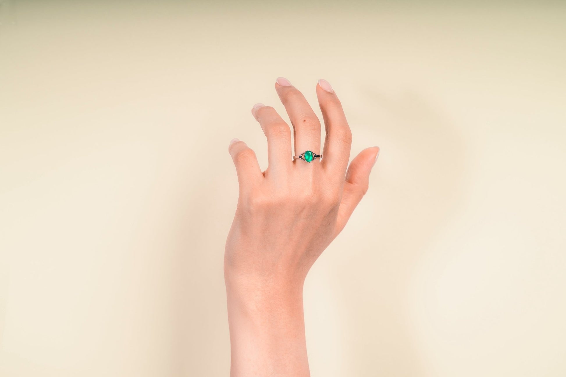 Anillo solitario oro blanco con esmeralda natural - ANB030 - Etherna