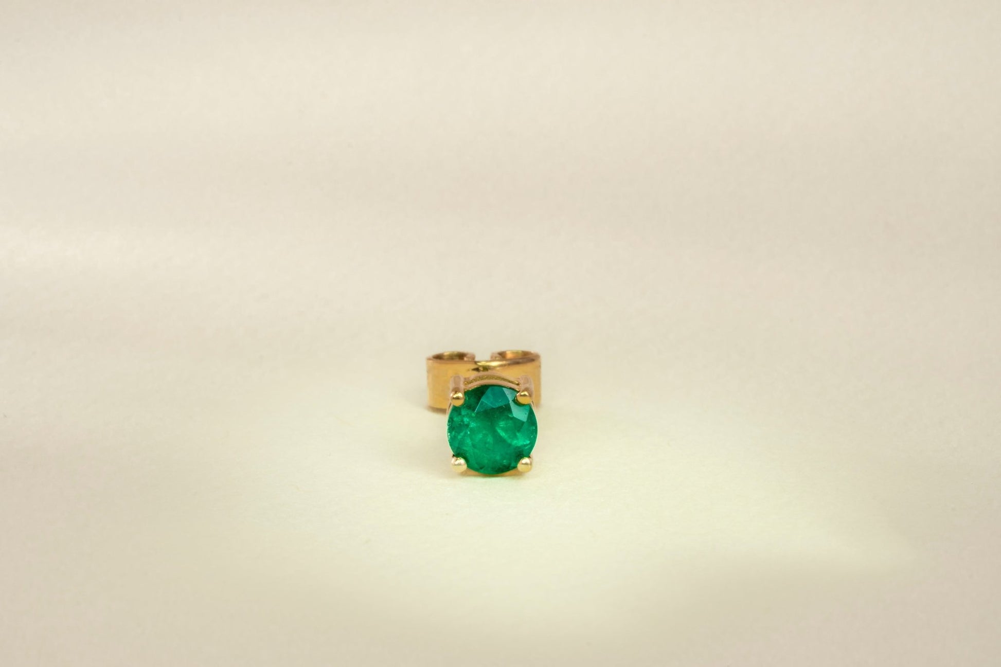 Arete topo solitario con esmeralda natural - ARA061 - Etherna