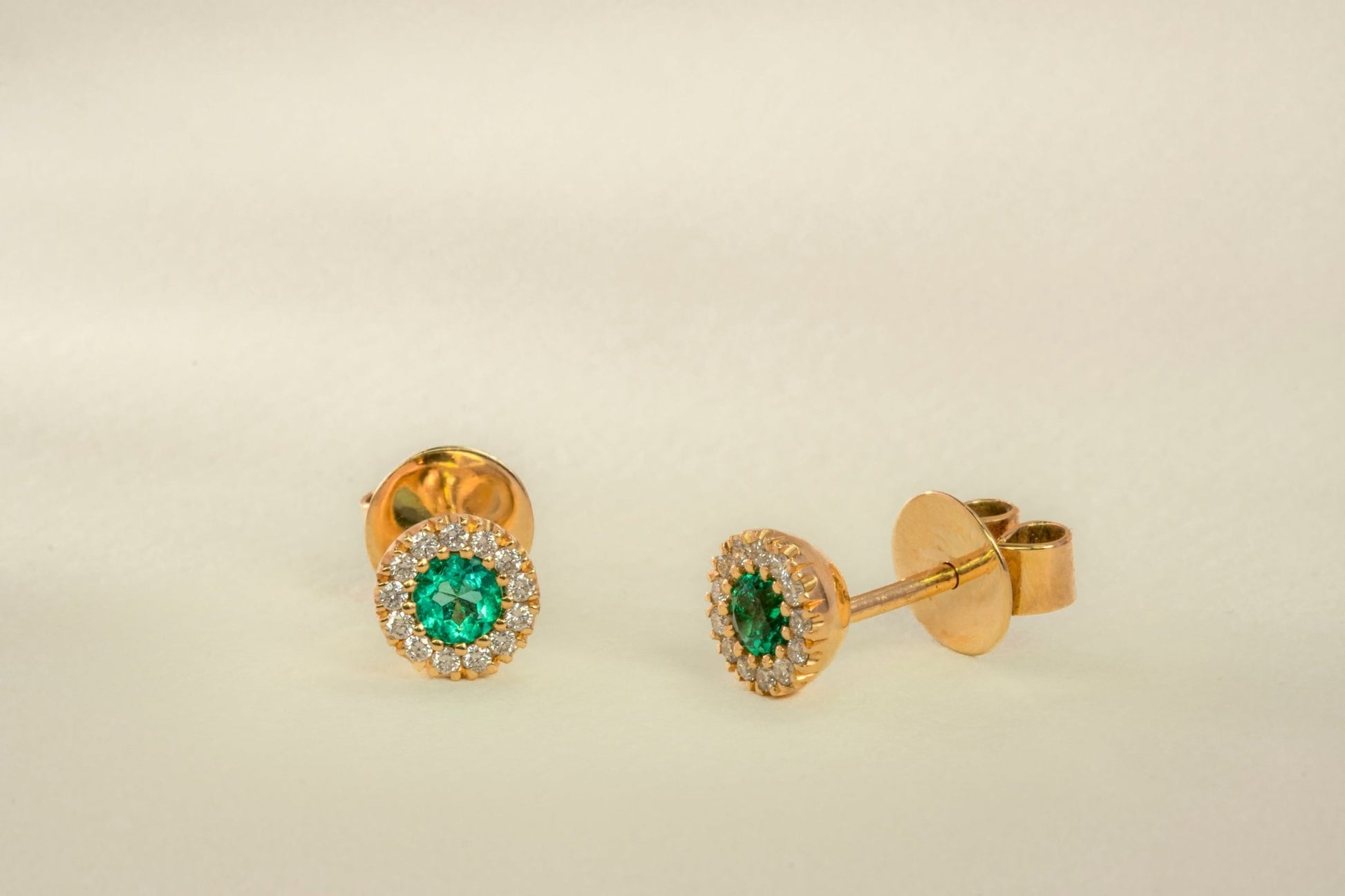 Aretes cluster oro amarillo con esmeralda y diamantes naturales - ARA068 - Etherna