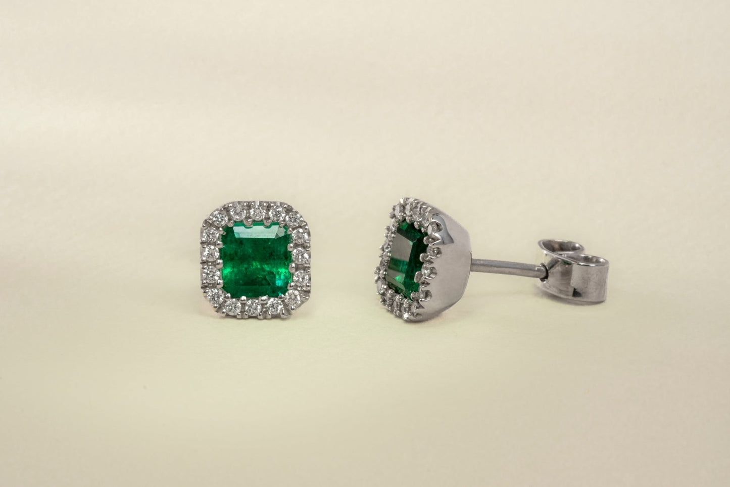 Aretes cluster oro blanco con esmeralda y diamantes naturales - ARB008 - Etherna