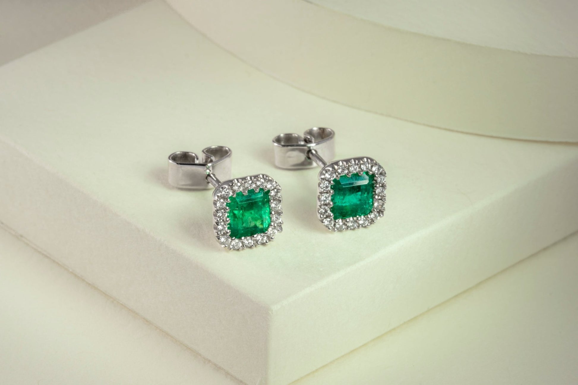 Aretes cluster oro blanco con esmeralda y diamantes naturales - ARB008 - Etherna