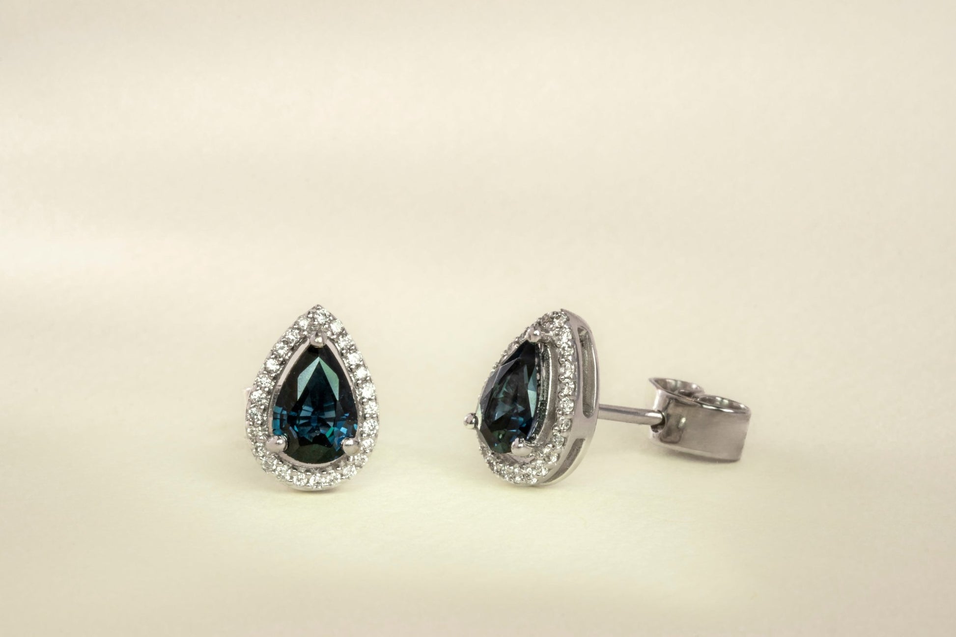 Aretes cluster oro blanco con zafiros y diamantes naturales - ARO009 - Etherna