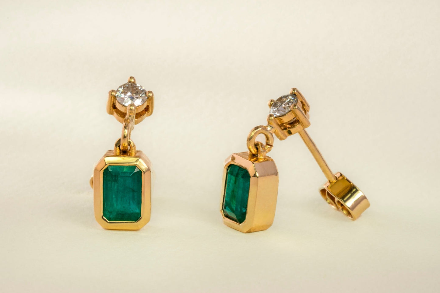 Aretes colgantes oro amarillo con esmeraldas y diamantes naturales - ARA063 - Etherna