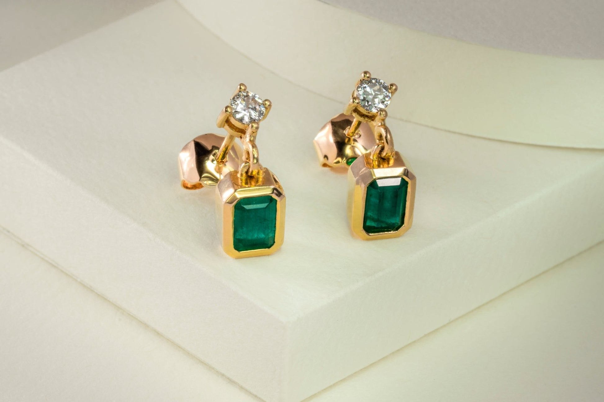 Aretes colgantes oro amarillo con esmeraldas y diamantes naturales - ARA063 - Etherna