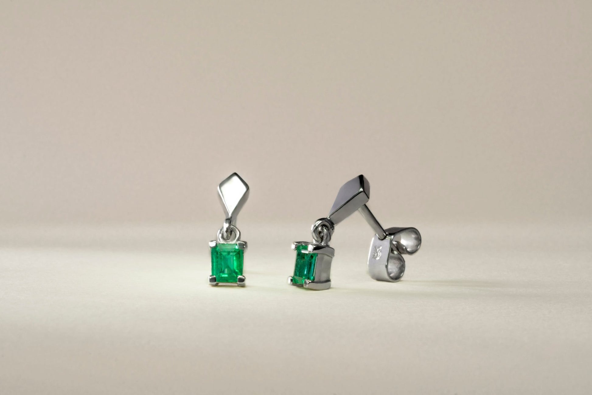 Aretes colgantes oro blanco con esmeralda natural - ARB033 - Etherna