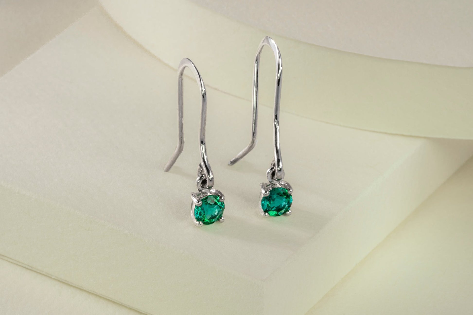Aretes colgantes oro blanco con esmeralda natural - ARB040 - Etherna
