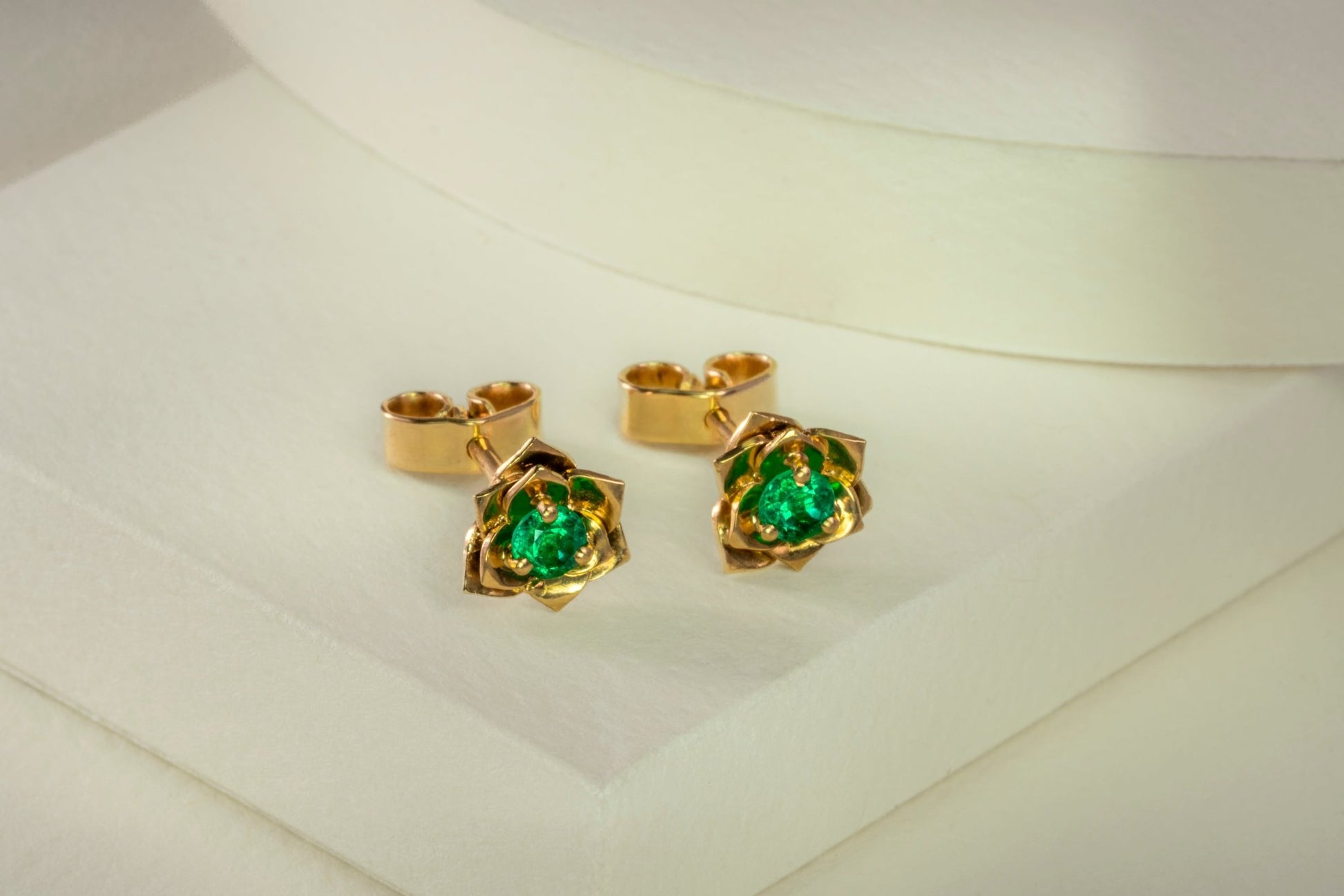 Aretes oro amarillo con esmeralda natural - ARA069 - Etherna