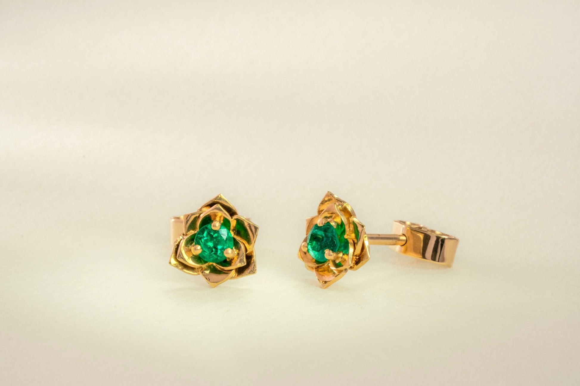Aretes oro amarillo con esmeralda natural - ARA069 - Etherna