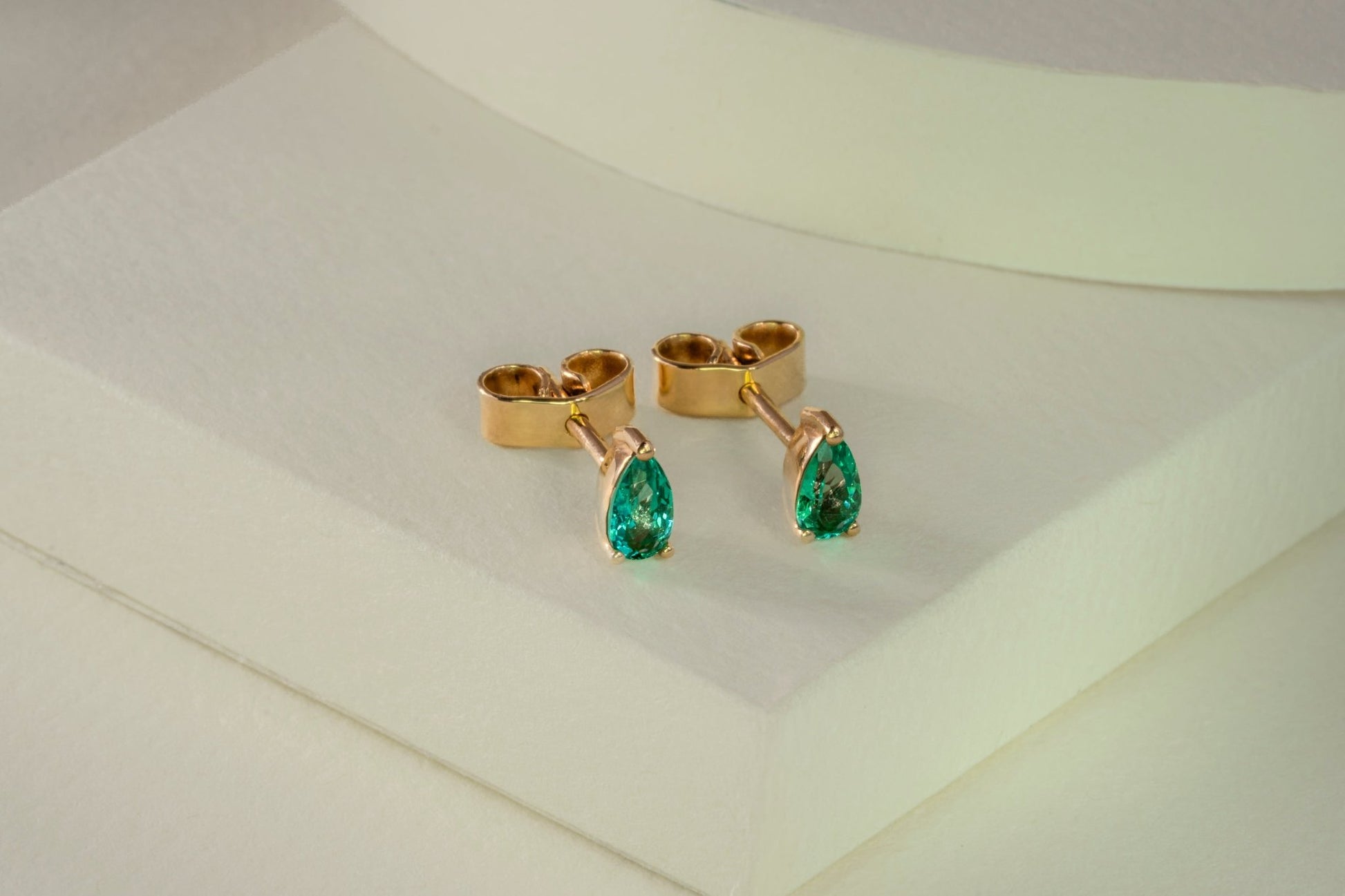 Aretes topos oro amarillo con esmeralda natural - ARA066 - Etherna