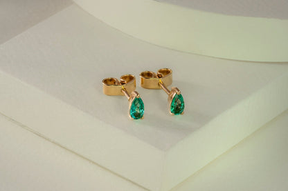 Aretes topos oro amarillo con esmeralda natural - ARA066 - Etherna