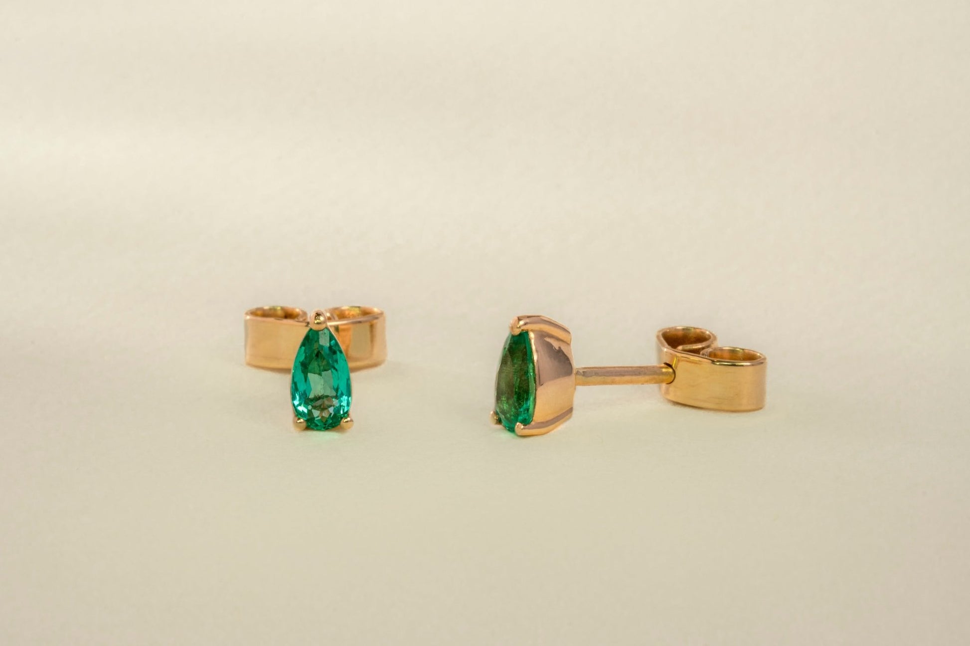 Aretes topos oro amarillo con esmeralda natural - ARA066 - Etherna
