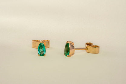Aretes topos oro amarillo con esmeralda natural - ARA066 - Etherna