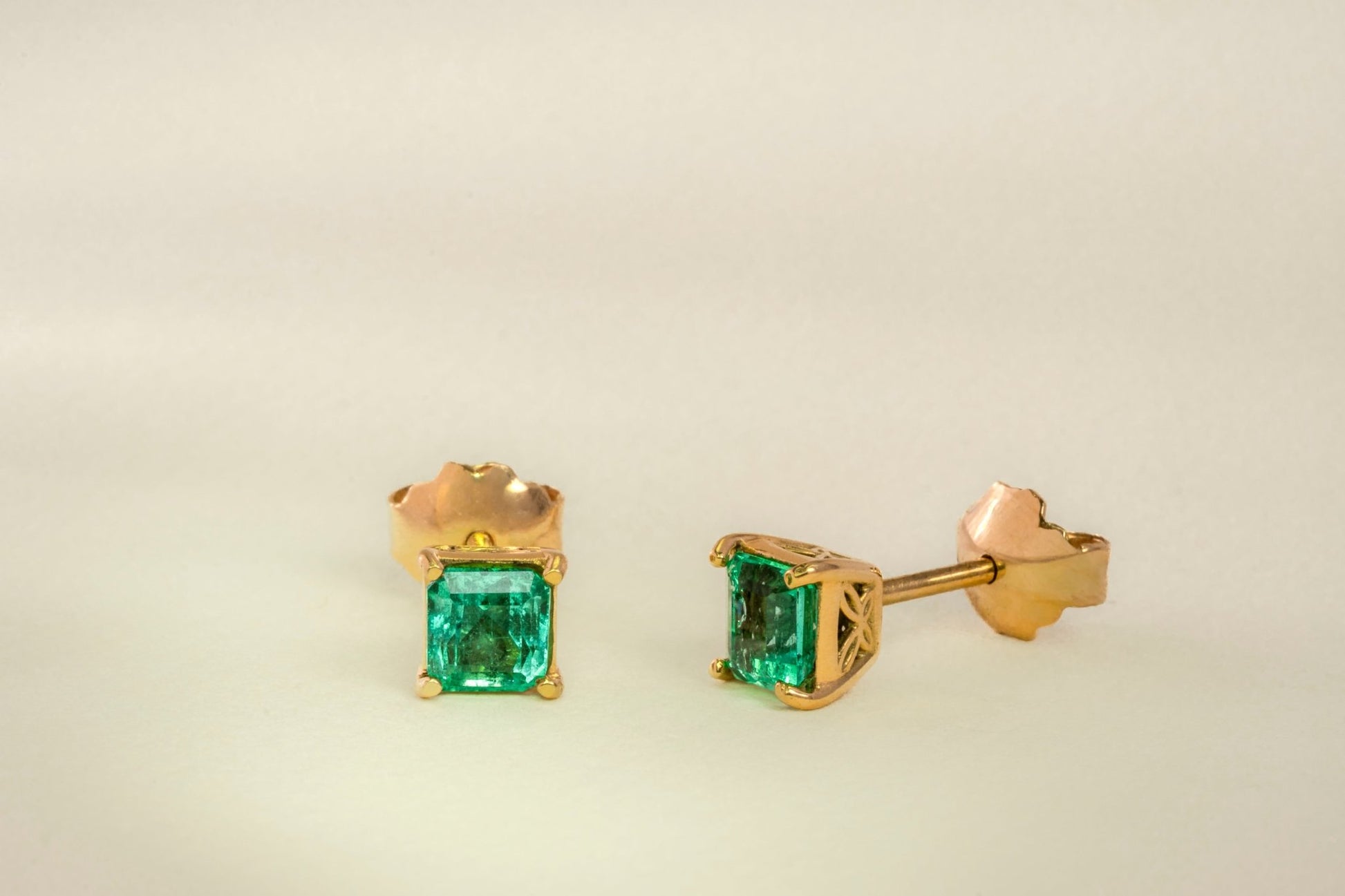 Aretes topos oro amarillo con esmeralda natural - ARA074 - Etherna