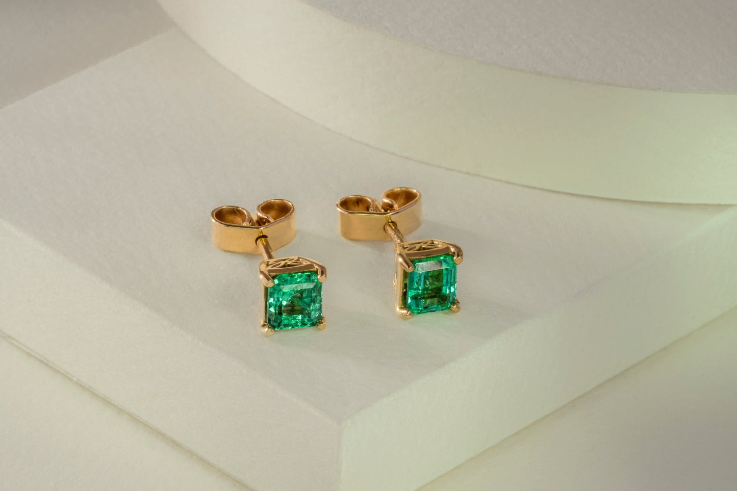 Aretes topos oro amarillo con esmeralda natural - ARA074 - Etherna