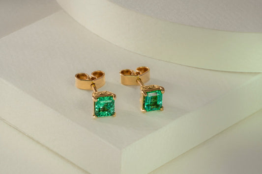 Aretes topos oro amarillo con esmeralda natural - ARA074 - Etherna