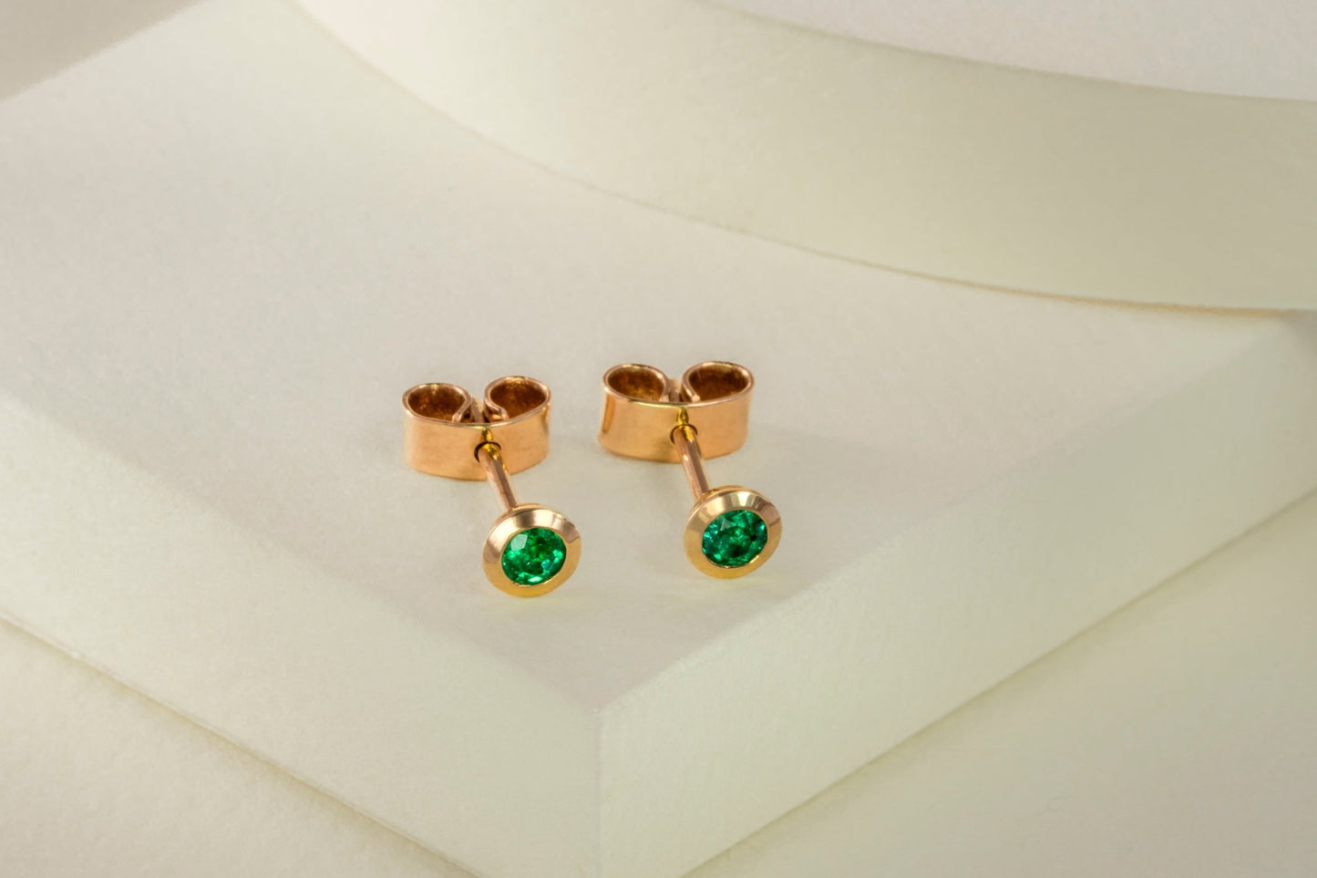 Aretes topos oro amarillo con esmeralda natural - ARA075 - Etherna