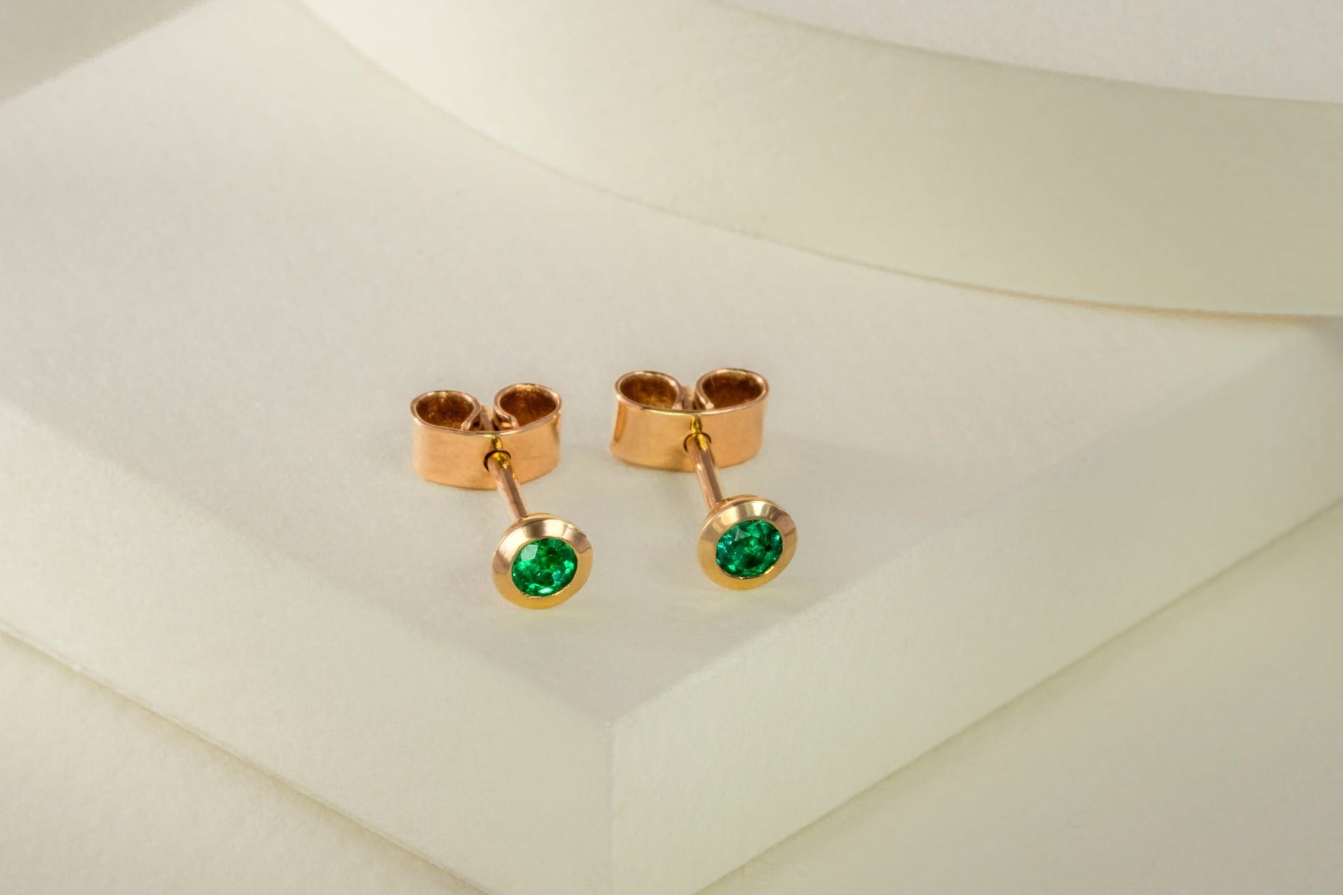 Aretes topos oro amarillo con esmeralda natural - ARA075 - Etherna