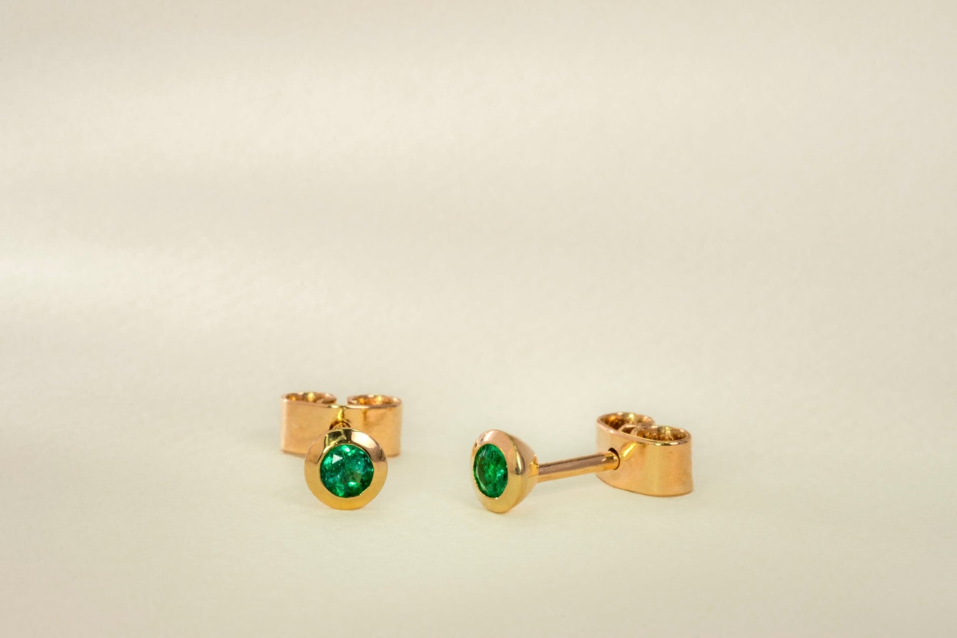 Aretes topos oro amarillo con esmeralda natural - ARA075 - Etherna