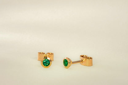 Aretes topos oro amarillo con esmeralda natural - ARA075 - Etherna