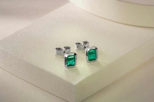 Aretes topos oro blanco con esmeralda natural - ARB028 - Etherna